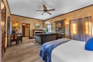 Sangiovese: Pet-Friendly, Hot-Tub, 10-Min to Downtown! - Fredericksburg - 4