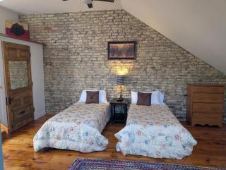 Cozy 2-Bedroom Downtown Apartment - 4