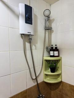 Apt Green Pramuka Tower O With Pool, Wi-Fi & Netflix by Damaresa - 5