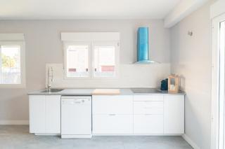 Charming New Beachside House up to 8 Beds! - Calafell - 4
