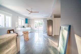 Charming New Beachside House up to 8 Beds! - Calafell - 6