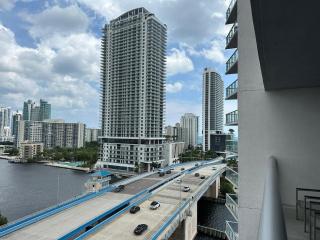 Cozy 1BR Retreat wPool BeachService & Full Kitchen - Hallandale Beach - 6