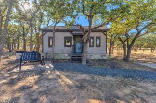 Pet Friendly Cottage w/Hot-Tub 10-Mins to Downtown - 0