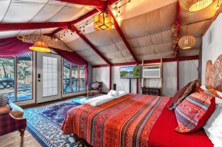 Bohemian Cabin: Hot-tub, Serene Retreat, Pet-Friendly, 10-Mins to Downtown! - Fredericksburg - 6
