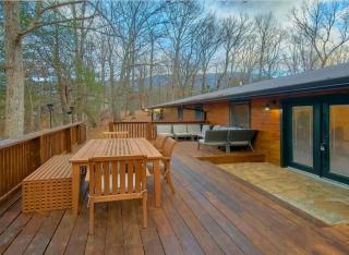 ADA-Accessible 5BR Family Cabin with Game Room, Hot Tub and Fire Pit - Pigeon Forge - 2