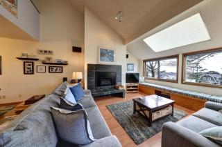 Cannon Beach Condo Ocean Views ! Close to Beach! - Cannon Beach - 0