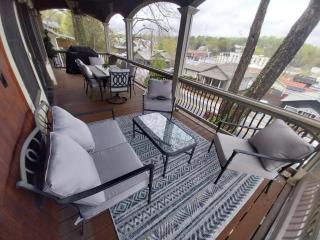 Blue Ridge Cottage - Downtown Blue Ridge Cottage Rental - Game Room, Pet-Friendly, Walk to Dining and Shopping - Blue Ridge - 2