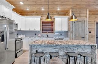 Honeybear Hideaways - Unique & Serene Cabin with Indoor Pool, Hot Tub and Mountain Views - 3
