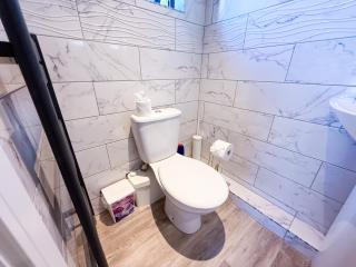 The A 1 Bedroom Apartment by AltoLuxoExperience Short Lets & Serviced Accommodation with Parking & Wifi - Bristol - 4