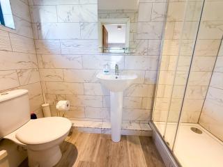 The A 1 Bedroom Apartment by AltoLuxoExperience Short Lets & Serviced Accommodation with Parking & Wifi - 5