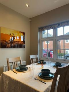 Large 3 Bed Home - Coop Live -Free parking - 2