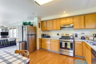 Hot Tub and Decks Central Hood River Townhome! - Hood River - 3