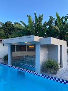 Casas com 2 ou 3 suítes (todas com ar split), com internet privativa 300MBPSno Residencial Nazareth, localizado a aproximadamente 80m da praia de Taperapuã (Arena Axé moi), com piscina, sauna, portaria 24hrs - Porto Seguro - 3