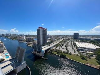 Beachfront Apt with Gym, Pool, and Rest in Miami - Hollywood - 2
