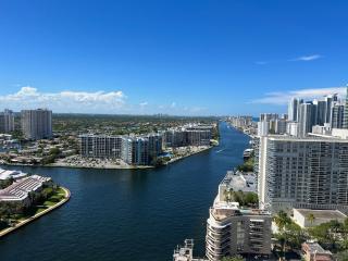 Beachfront Apt with Gym, Pool, and Rest in Miami - Hollywood - 1