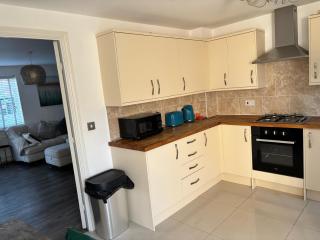 Pet Friendly - Parking - 3 Bedrooms - 6 Guests - - 7