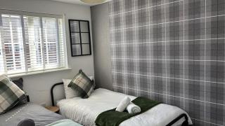 Pet Friendly - Parking - 3 Bedrooms - 6 Guests - - 4