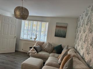Pet Friendly - Parking - 3 Bedrooms - 6 Guests - - 1