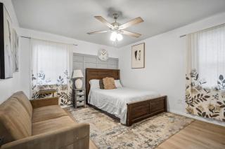 Cozy single story 2 bdrm family home near the BLVD - Lancaster - 0