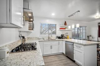 Cozy single story 2 bdrm family home near the BLVD - 3