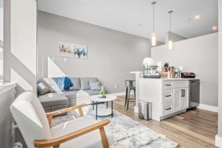 Modern 1 Bedroom Apartment with 2 TVs Fast WiFi and Free Parking - 9