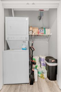 Modern 1 Bedroom Apartment with 2 TVs Fast WiFi and Free Parking - 5