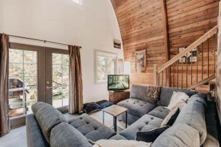 78MBR - Wood Stove - WIFI- Pets Ok - BBQ - Sleeps 6 - 9