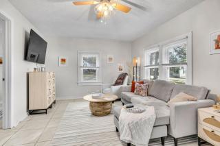 1940's charm in downtown Mount Pleasant - - 4