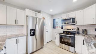 Awesome Two Bedroom Family Upper Unit in Denver - 4