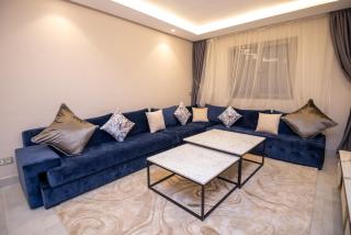Luxury 2-Bedroom Apartment with Balcony - Heart of Gueliz - 9