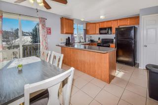 Cozy Family Home with Large Yard near Quincy reservoir - 9