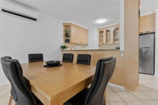 Cozy 3-Bedroom Oasis with Pool Access in Cairns - Cairns - 4