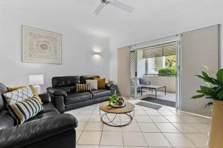Cozy 3-Bedroom Oasis with Pool Access in Cairns - Cairns - 1
