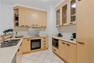 Cozy 3-Bedroom Oasis with Pool Access in Cairns - 7