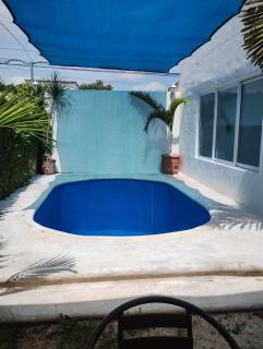 hermosa residencia tres recamaras independientes con siete camas matrimoniales hamacas piscina bar terrazas árboles excelente ubicación totalmente bardeada - Mérida - 2