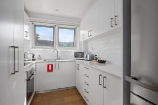 Bright 2-Bed Near Manly Beach with Pool Access - 3
