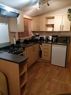 Lovely 4 Berth Caravan With At Broadland Sands Holiday Park Ref 20050Bs - Hopton on Sea - 6