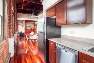 Jennifer's Riverfront Foundry Apartment Downtown - 3