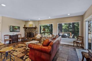 Castle Inspired Home With Amazing Vineyard Views - Hot Tub - Pool Table - Sebastopol - 4