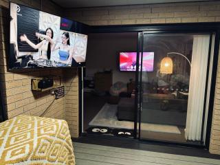 Premium Snooze Queen Bed Petite Room - Caroline Springs - 7