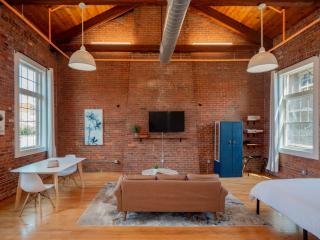 Jennifer's Historic Brick Riverfront Loft Apartment - Providence - 0
