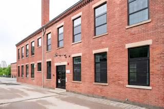 Jennifer's Historic Brick Riverfront Loft Apartment - 3
