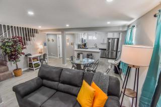 Vibrant & Cozy Two Bedroom Lower Unit King Beds - 6