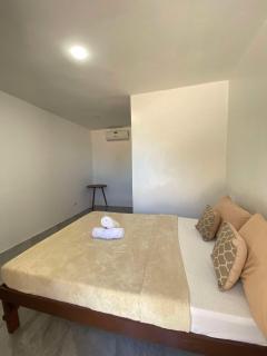 Beach front deluxe room with bathroom - Modern Cabin Shiloh 2 - San Narciso - 3