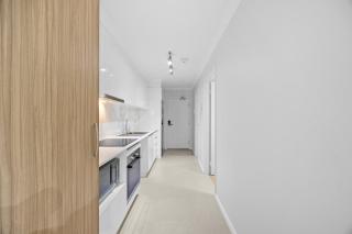 Sun Sand & Style Cozy 2BR Coastal Retreat in Rockingham - Rockingham - 3