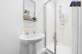 4 Bed Flat With Parking Sleeps 8 in Fife - 4