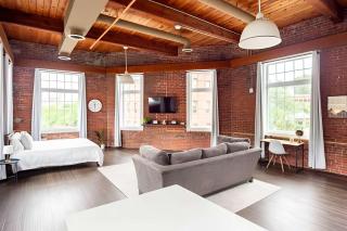 Jennifer's Riverfront Loft Apartment Historic Building - 3