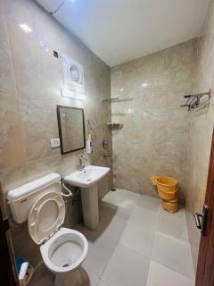 The Ambience Hills near to KAICHI DHAM BHOWALI Nainital - Private Parking - Garden - Valley view rooms - Nainital - 4