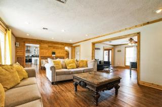 Elegant 4BR - Pool - Backyard - Fireplace - Games Room - Houston - 9