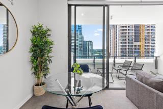 Stylish South Bank Apt with King Bed & HUGE Balcony! - 5